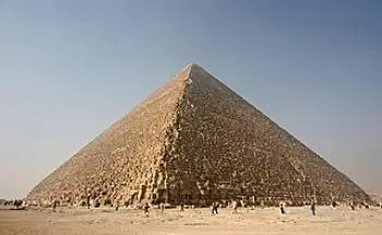 Piràmide quadrangular: nombre d'arestes, vèrtexs i volum