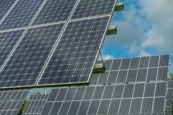 Plaques solars per a la producció de calor i electricitat